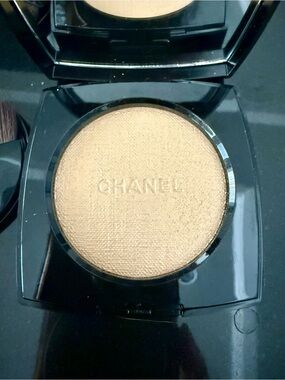 Chanel Limited Edition Healthy Glow Highlighting Powder - NEW/no box